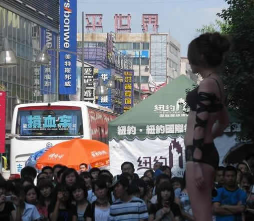某市亚泰富苑内衣秀 亮瞎你的眼（图）