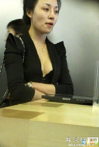 色狼无处不在偷拍低胸美女（图）